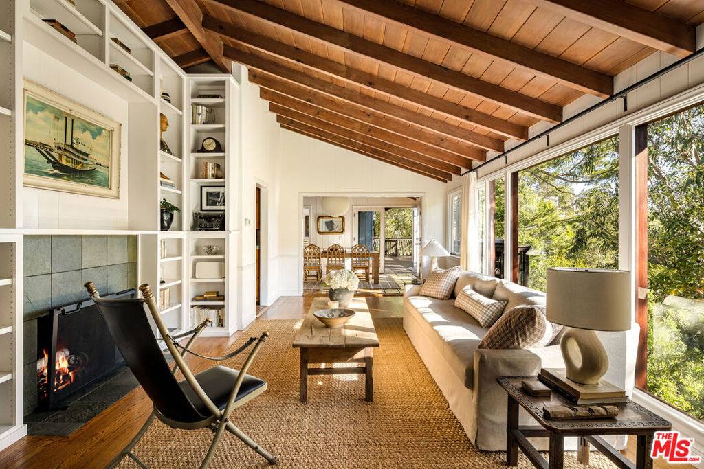 Los Angeles, CA 90068,2415 Castilian DR