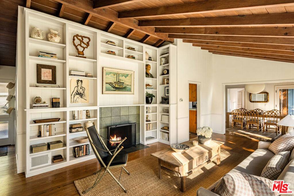 Los Angeles, CA 90068,2415 Castilian DR
