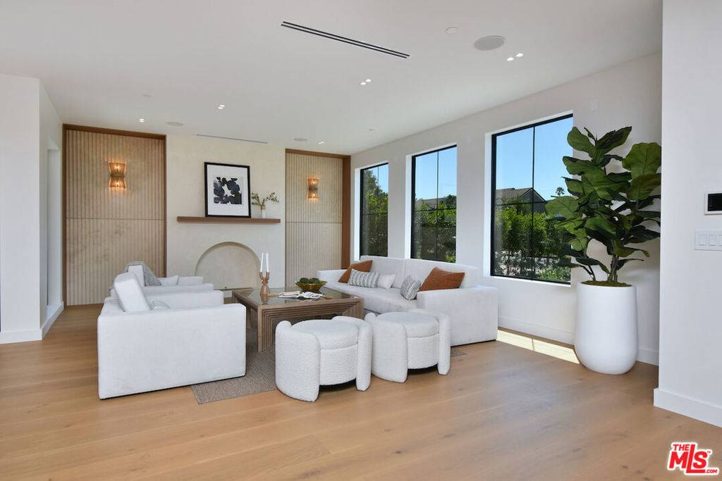 Toluca Lake, CA 91505,112 S Valley ST