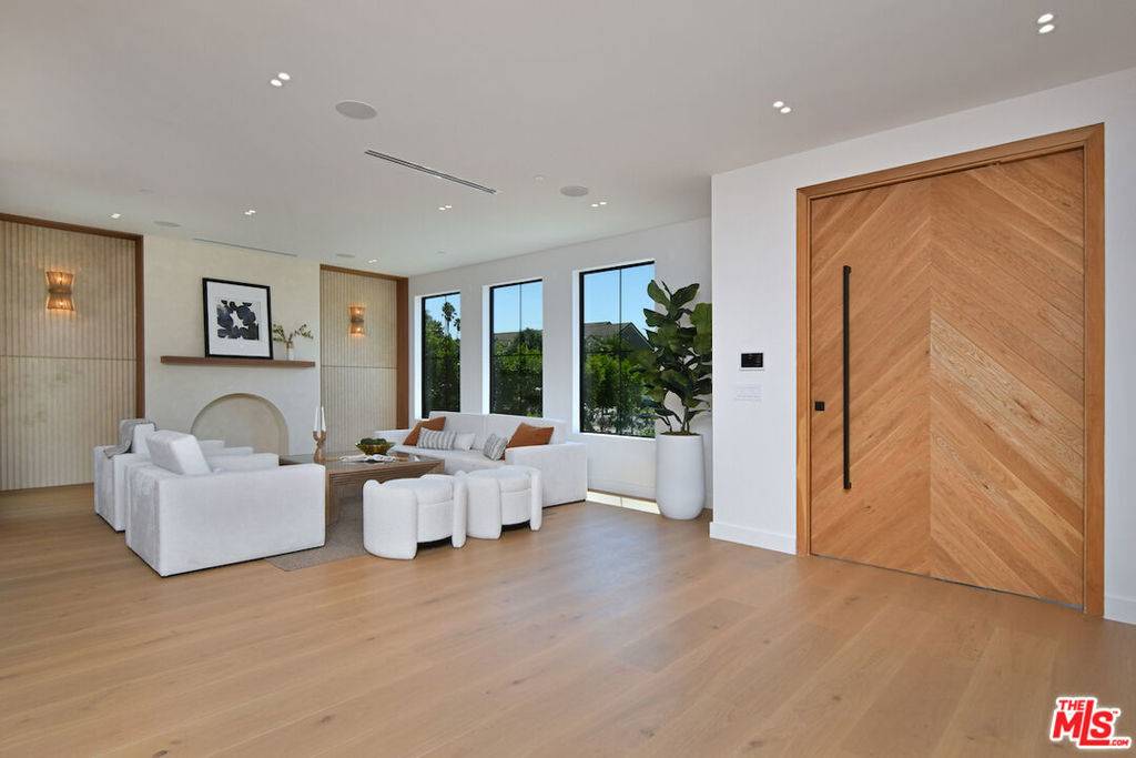 Toluca Lake, CA 91505,112 S Valley ST