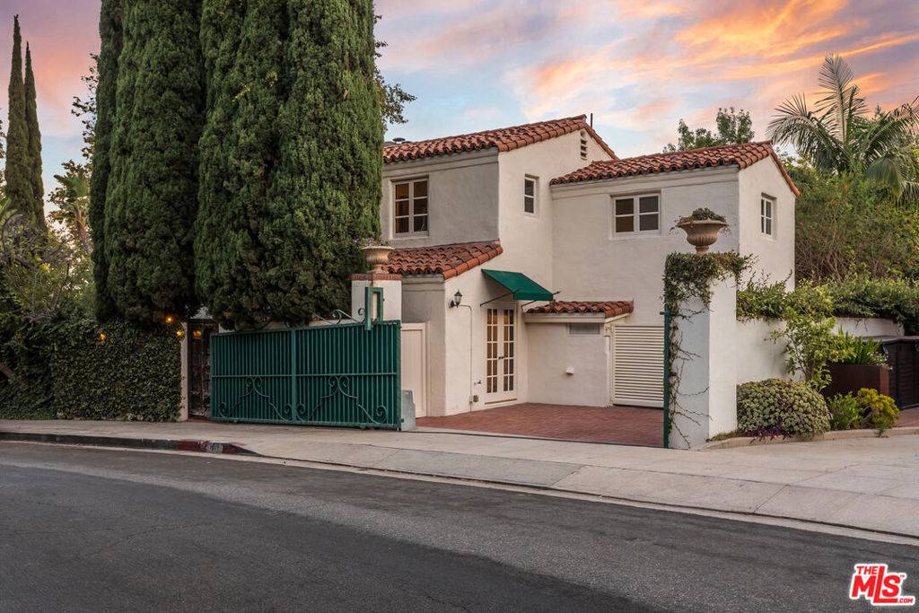Los Angeles, CA 90046,1811 Courtney AVE