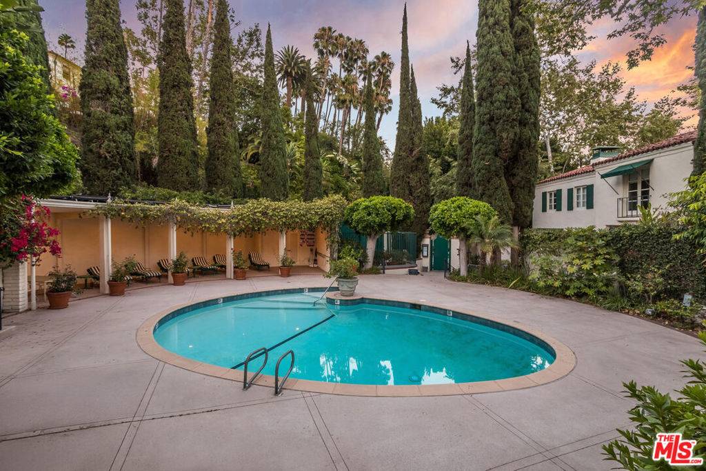 Los Angeles, CA 90046,1811 Courtney AVE