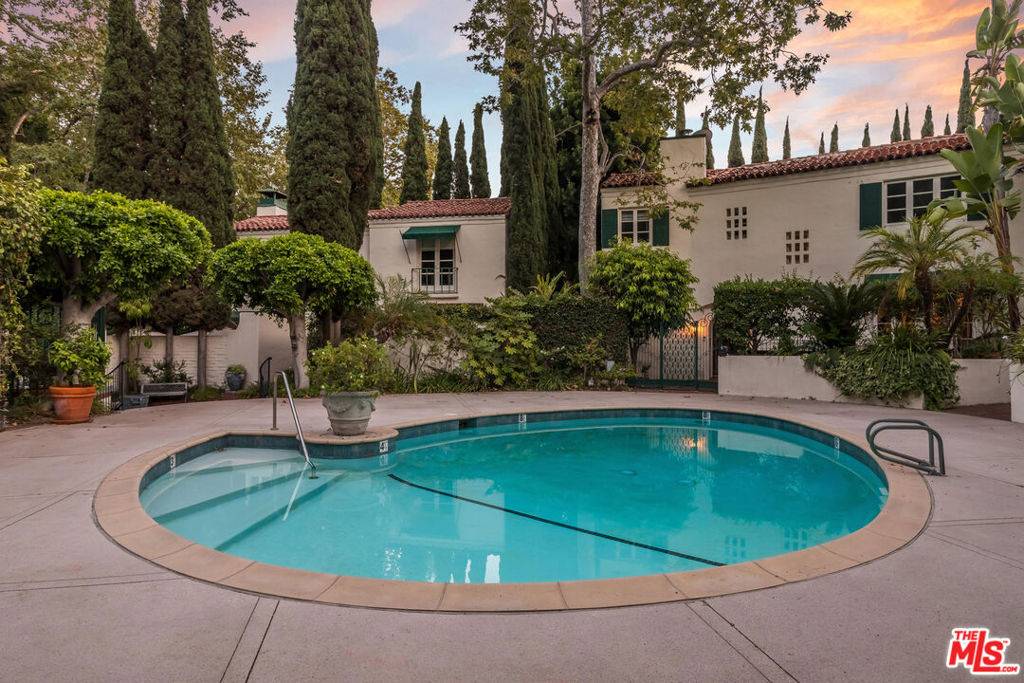 Los Angeles, CA 90046,1811 Courtney AVE