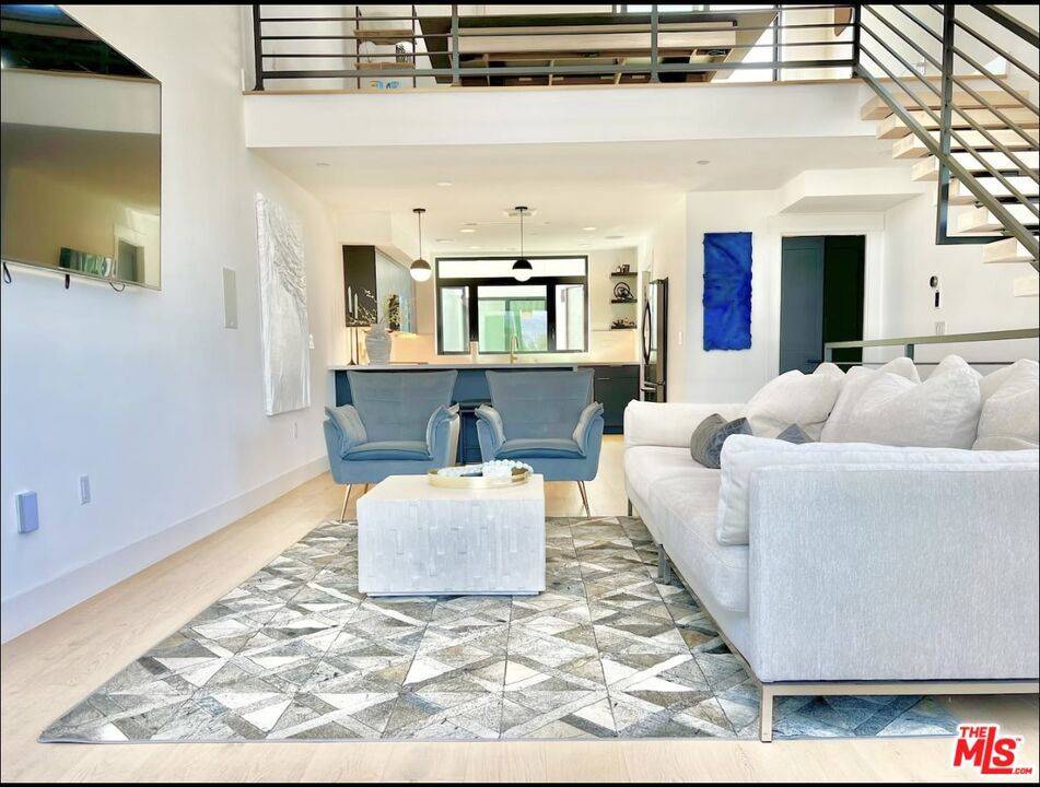 North Hollywood, CA 91606,11326 Victory BLVD