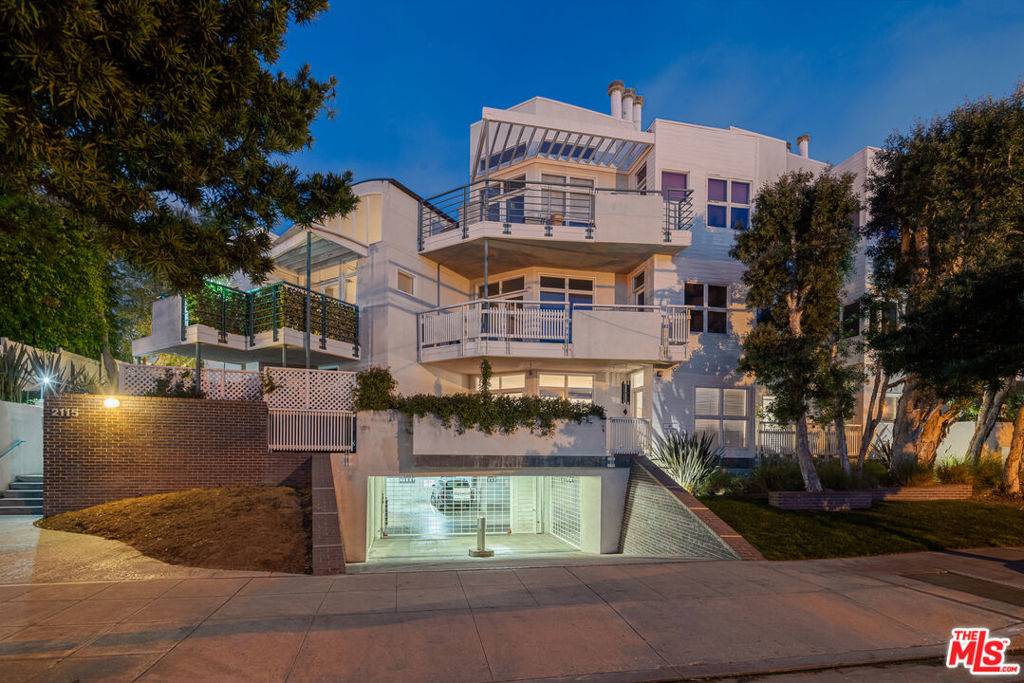 Santa Monica, CA 90405,2115 3rd ST #202