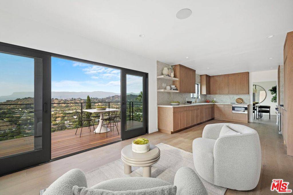 Los Angeles, CA 90046,8620 Skyline DR