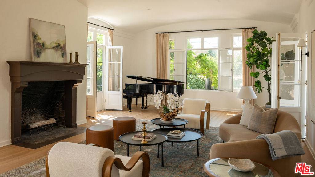 Los Angeles, CA 90077,356 Saint Pierre RD