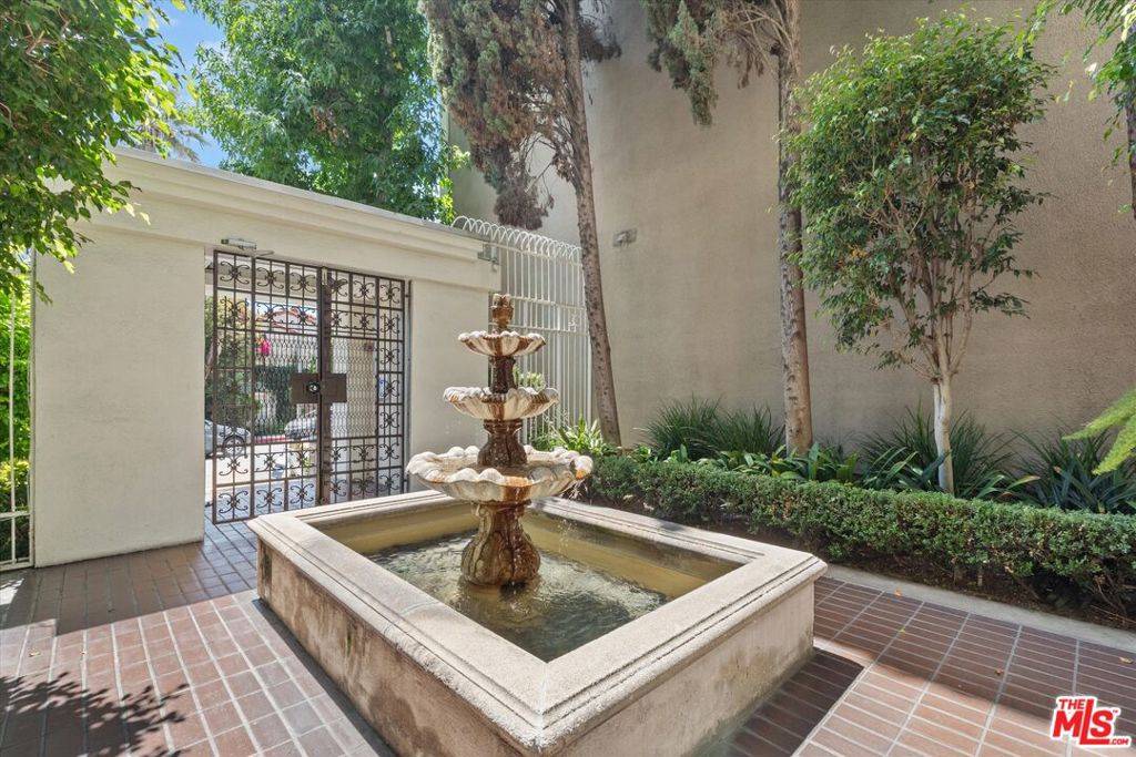 West Hollywood, CA 90069,8455 Fountain AVE #208