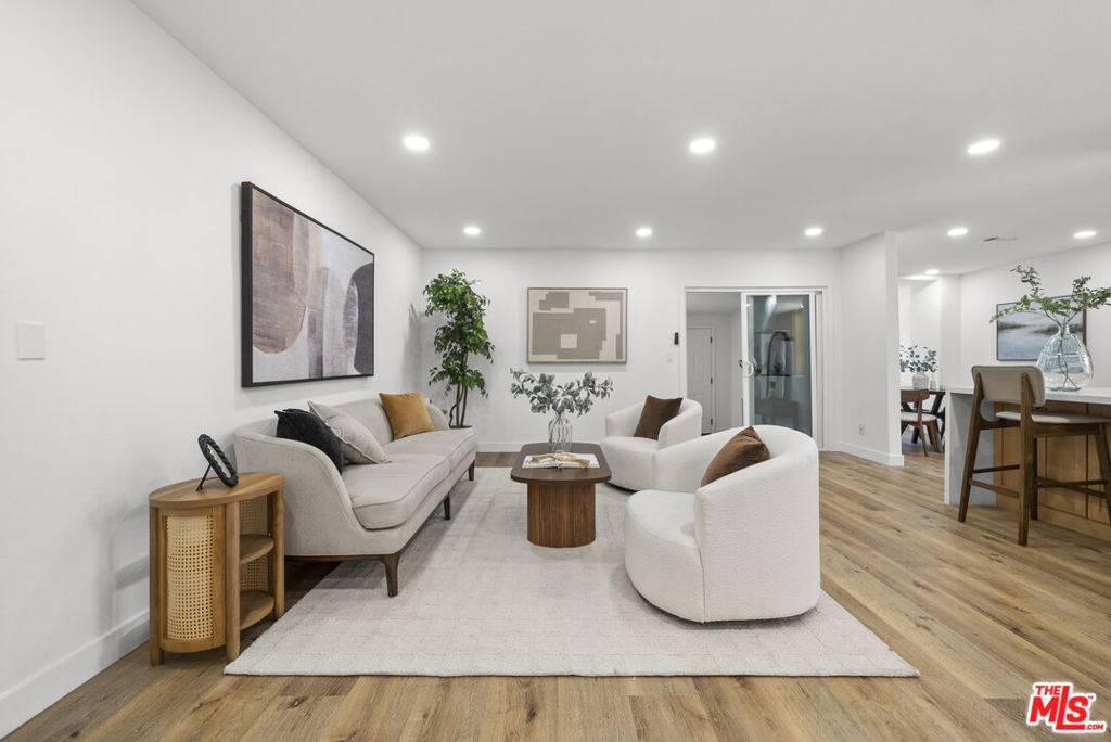 Van Nuys, CA 91406,15358 Gault ST