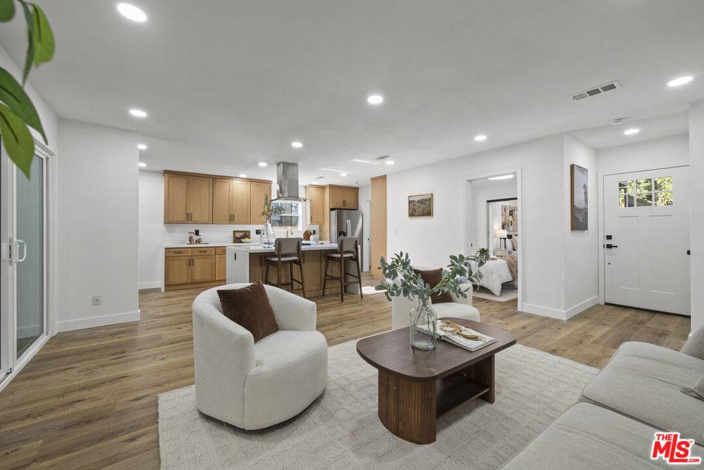Van Nuys, CA 91406,15358 Gault ST