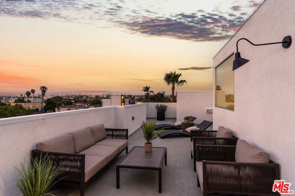 Los Angeles, CA 90019,5036 W Pickford ST