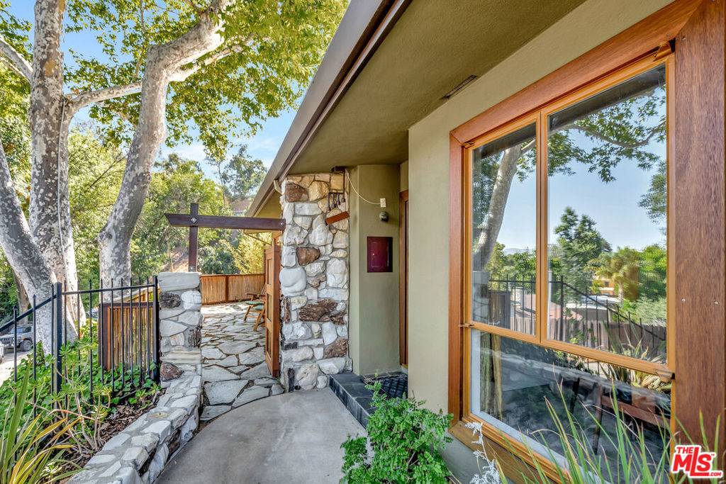Sherman Oaks, CA 91403,15511 Woodcrest DR