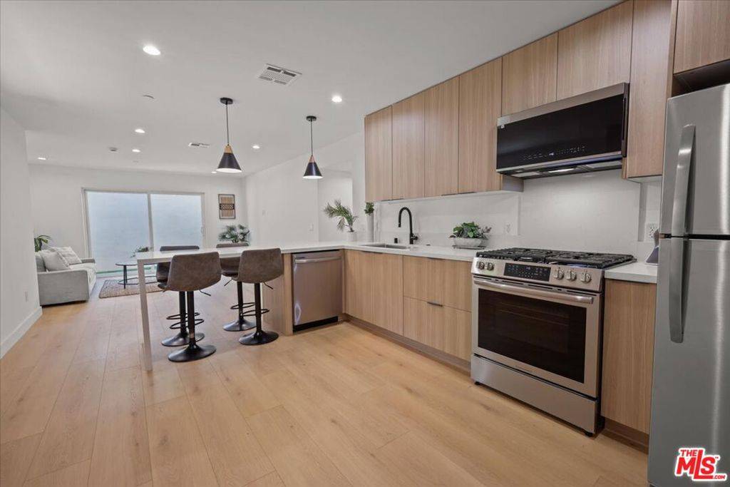 Los Angeles, CA 90038,847 N June ST #1/4