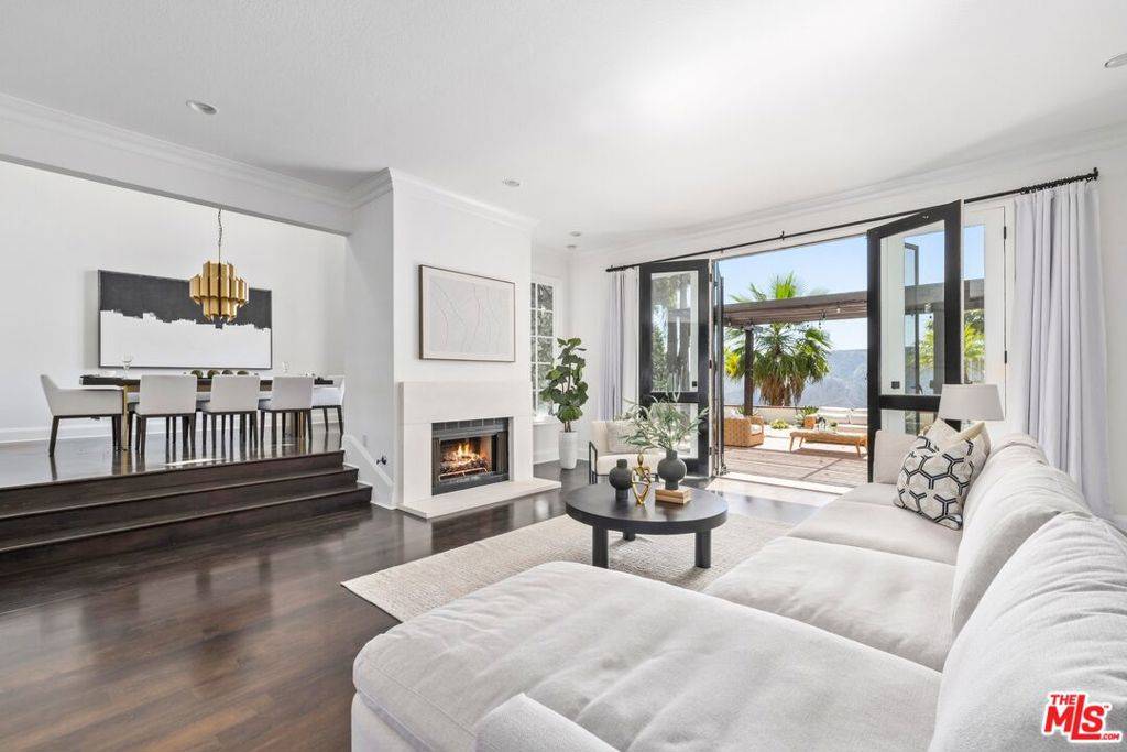 Los Angeles, CA 90049,2241 Canyonback RD