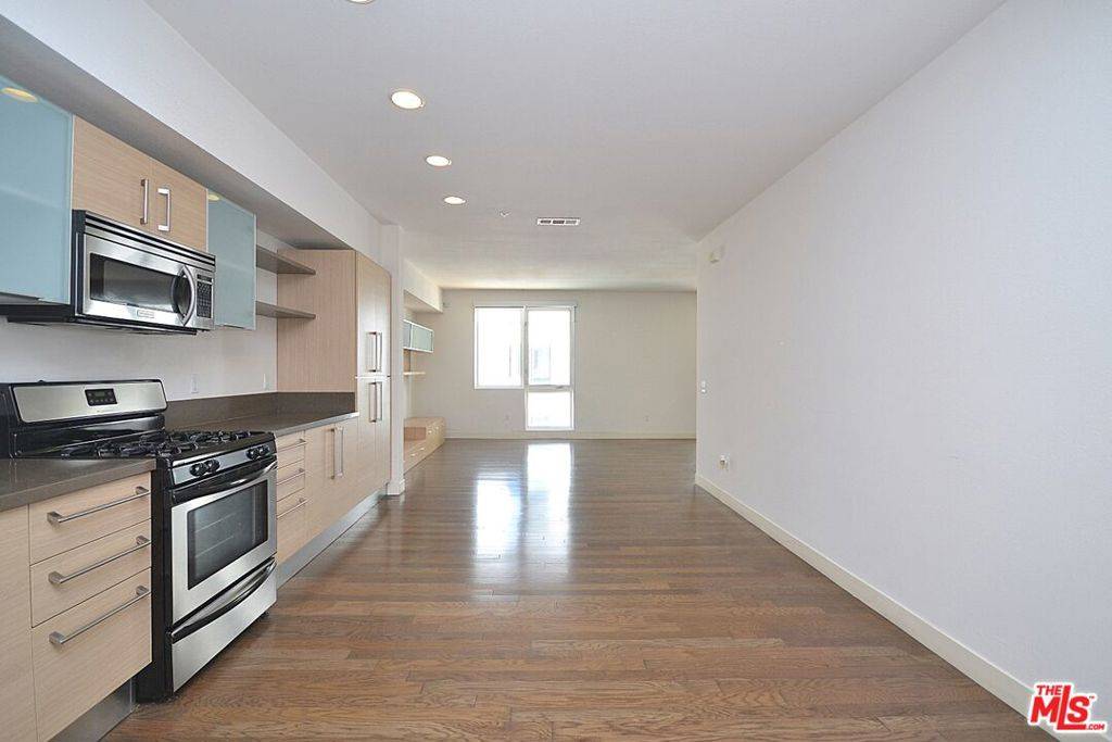 Los Angeles, CA 90017,1234 WILSHIRE #327