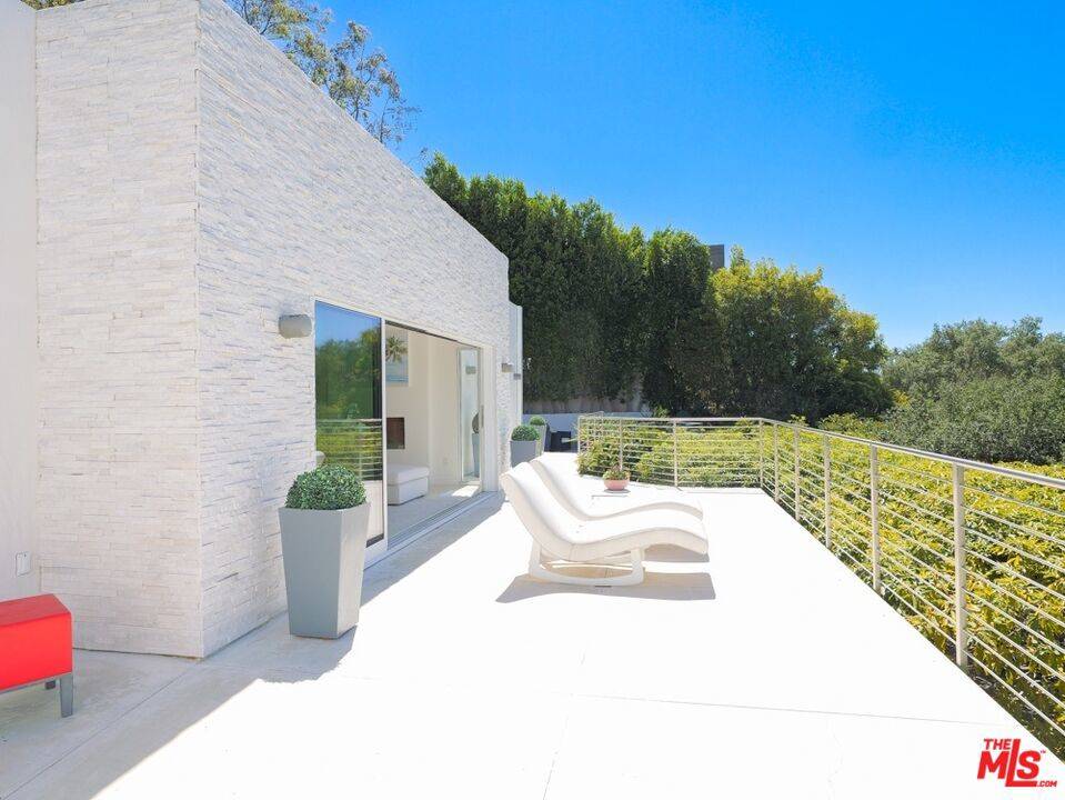 Beverly Hills, CA 90210,9422 Readcrest DR