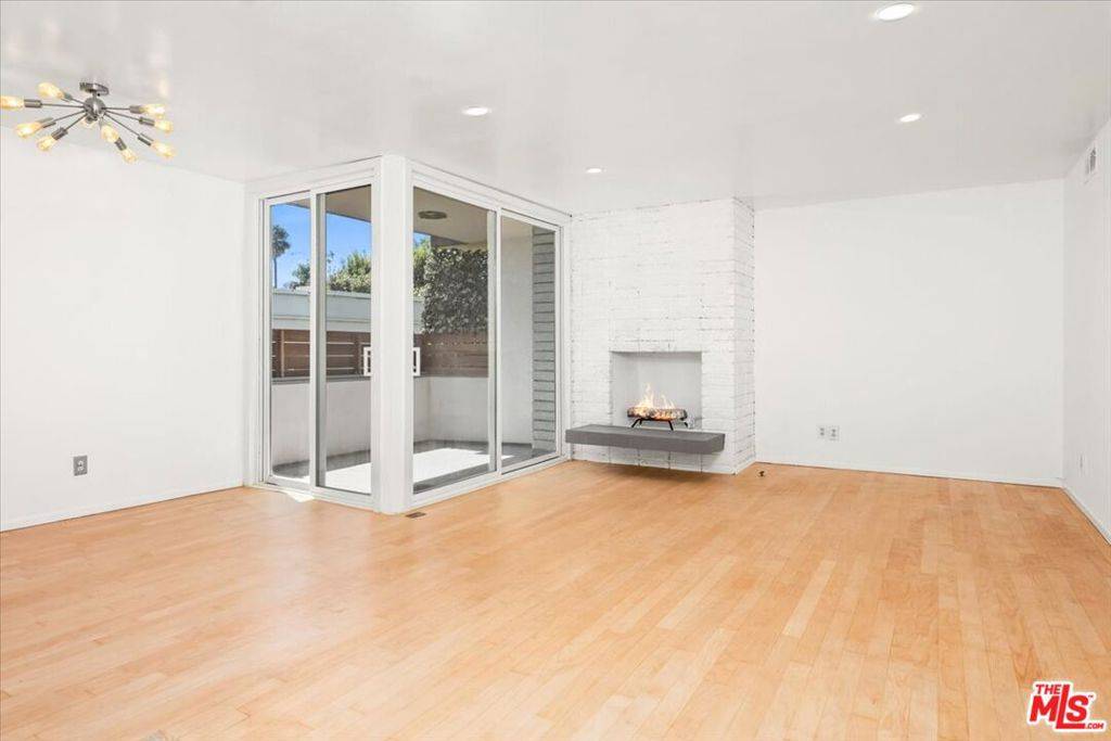 Los Angeles, CA 90025,1807 Camden AVE #4