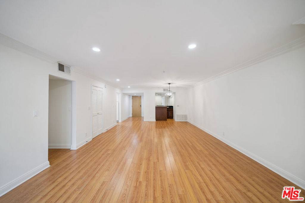 Los Angeles, CA 90025,1508 Greenfield AVE #206