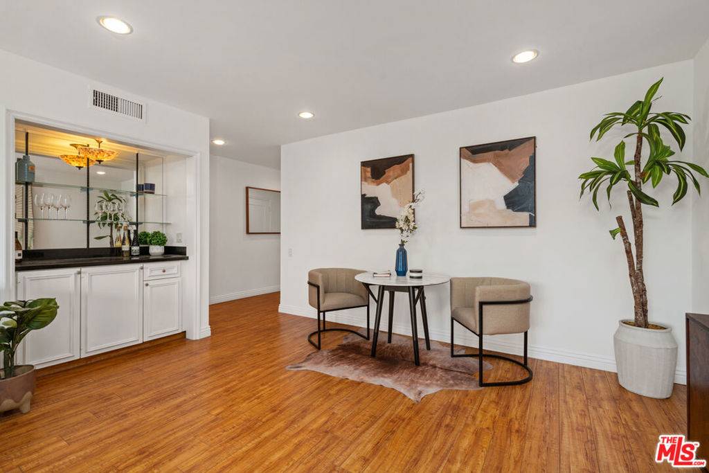 Sherman Oaks, CA 91423,4915 Tyrone AVE #203