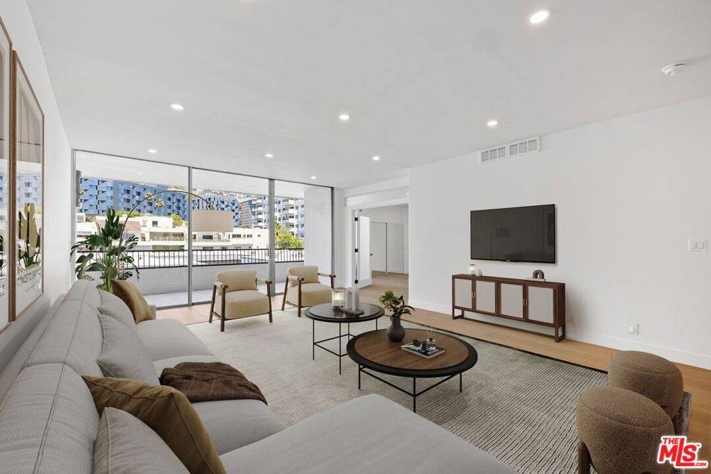 West Hollywood, CA 90069,1100 Alta Loma RD #902