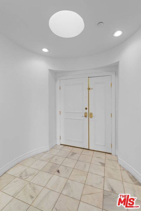 Beverly Hills, CA 90211,121 N Almont DR #302