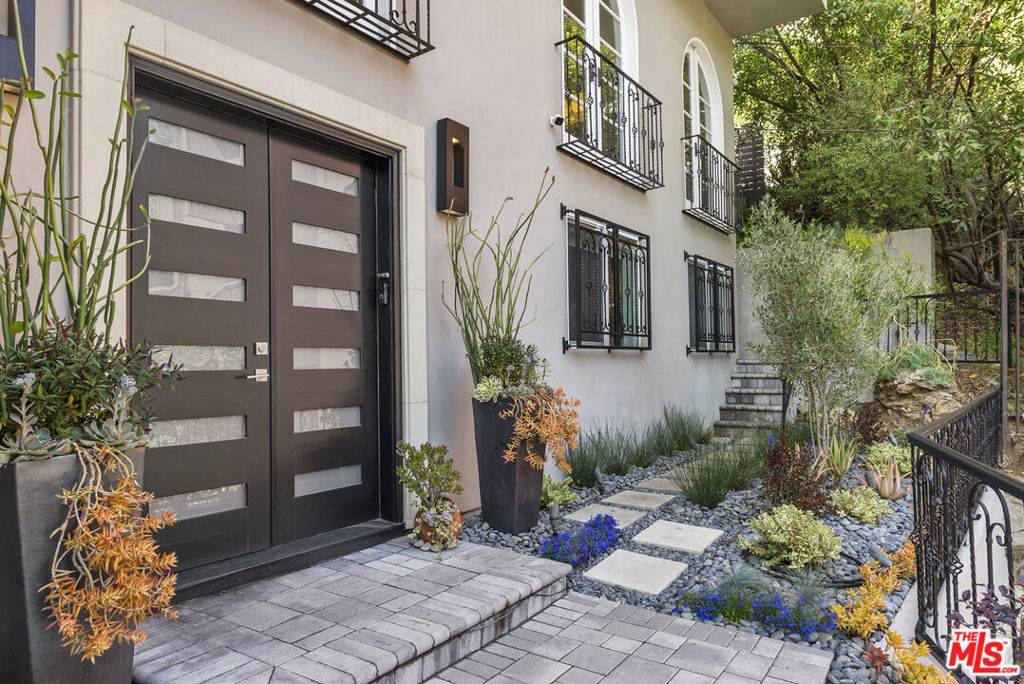 Los Angeles, CA 90068,2422 Cazaux PL