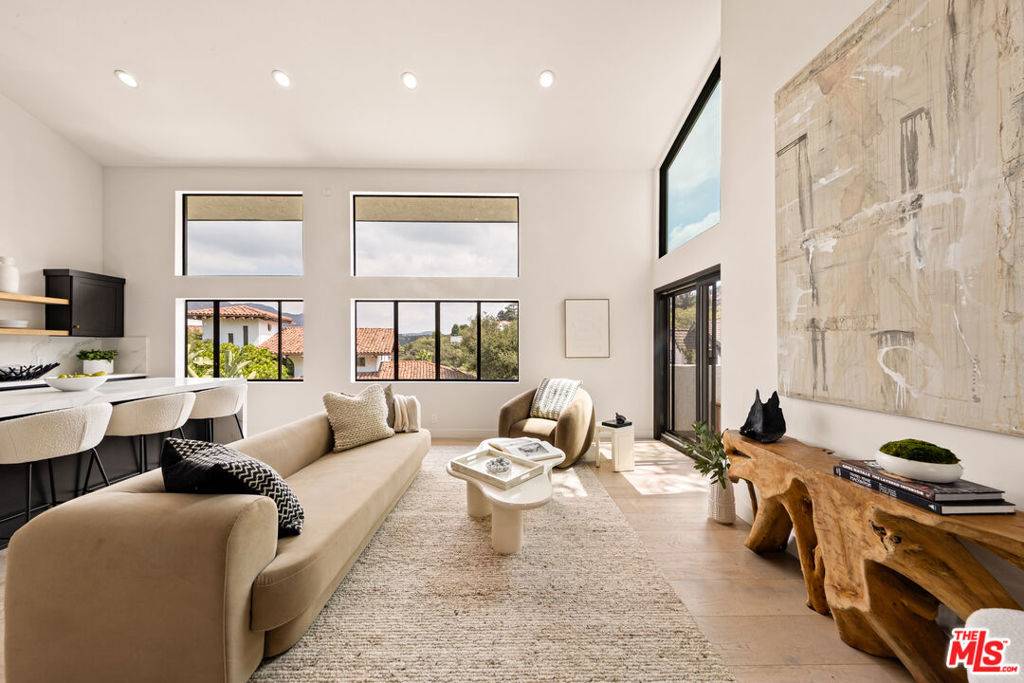 Los Angeles, CA 90068,2965 Passmore DR