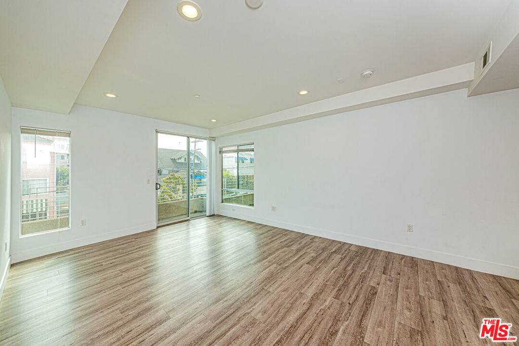 Los Angeles, CA 90006,1101 S Harvard BLVD #303