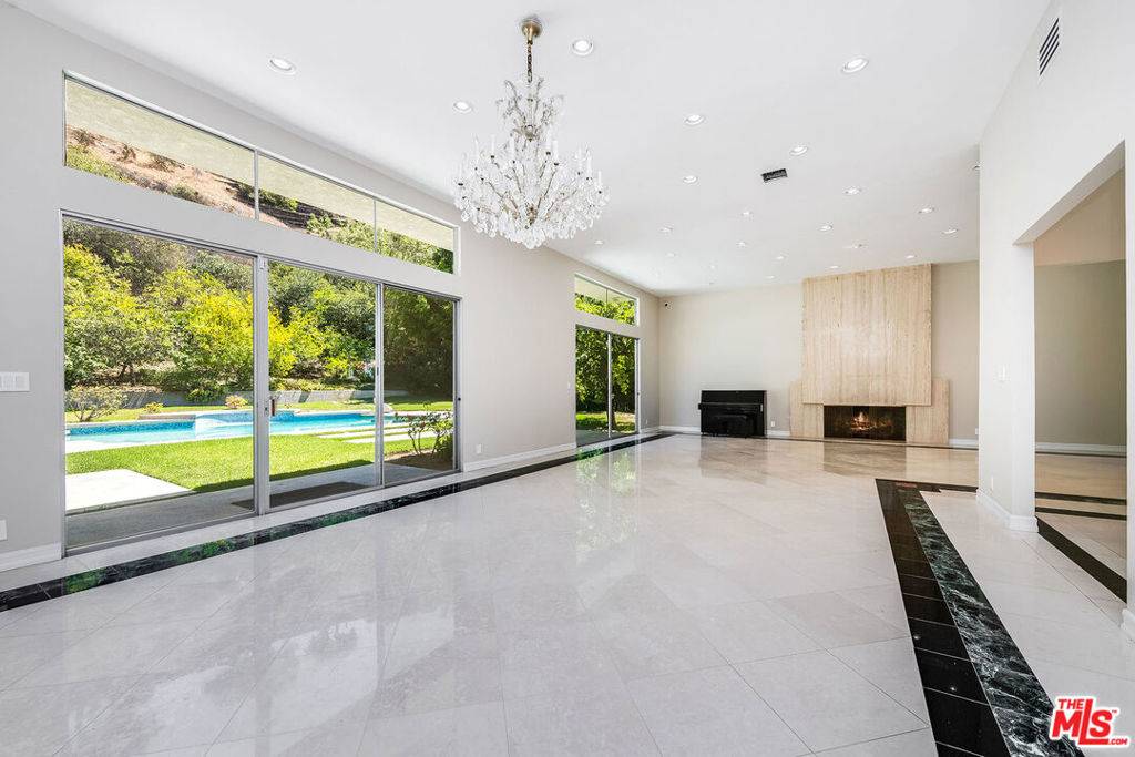 Beverly Hills, CA 90210,1860 Loma Vista DR