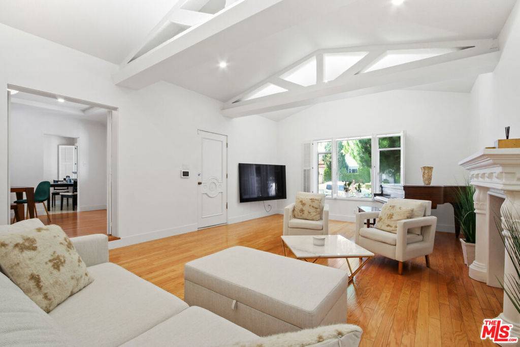 Beverly Hills, CA 90211,352 S Wetherly DR
