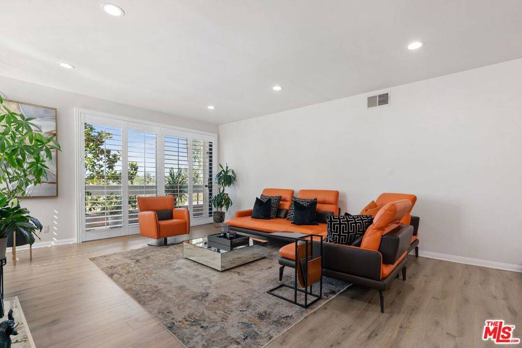 Encino, CA 91316,17130 Burbank BLVD #201