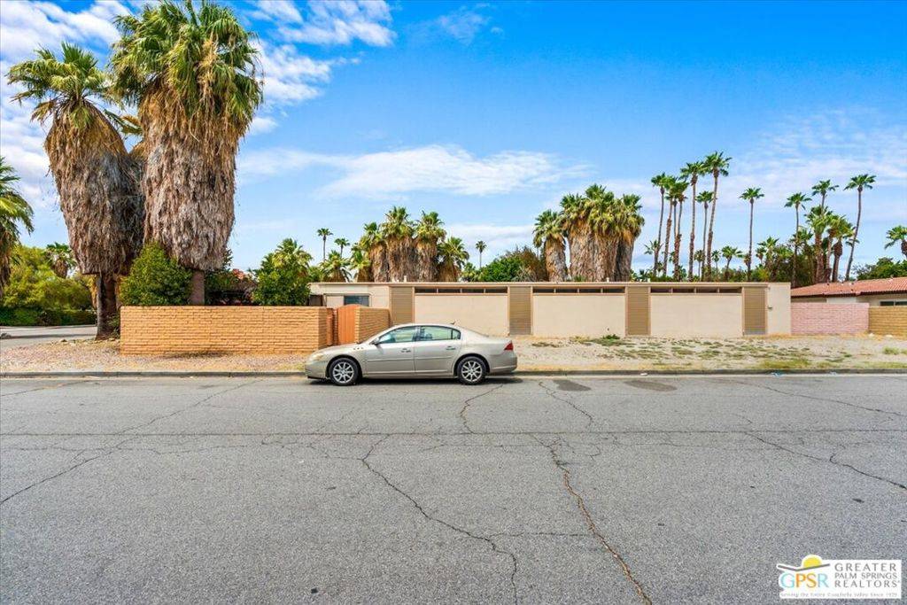 Palm Springs, CA 92262,490 S Compadre RD
