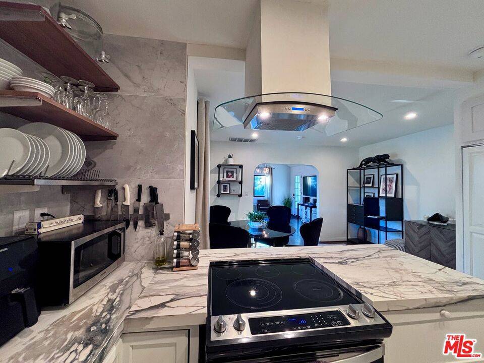Los Angeles, CA 90036,643 N Vista St