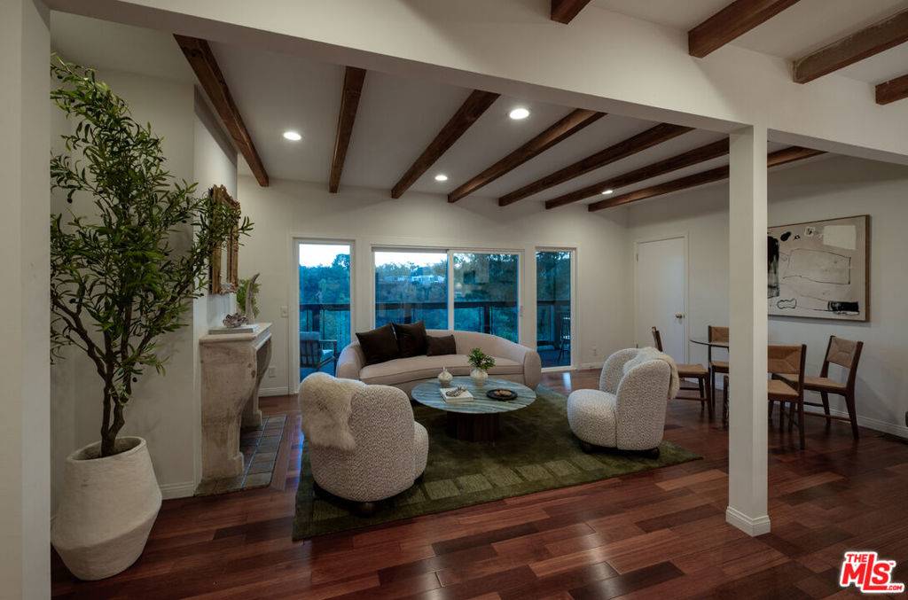 Los Angeles, CA 90046,8579 Skyline DR