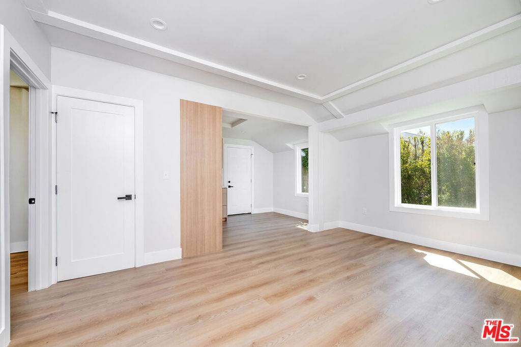 Valley Village, CA 91607,4522 Laurel Canyon BLVD