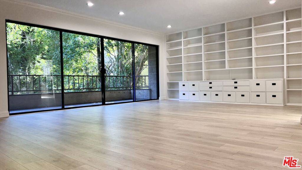 West Hollywood, CA 90069,1124 N Kings RD #103