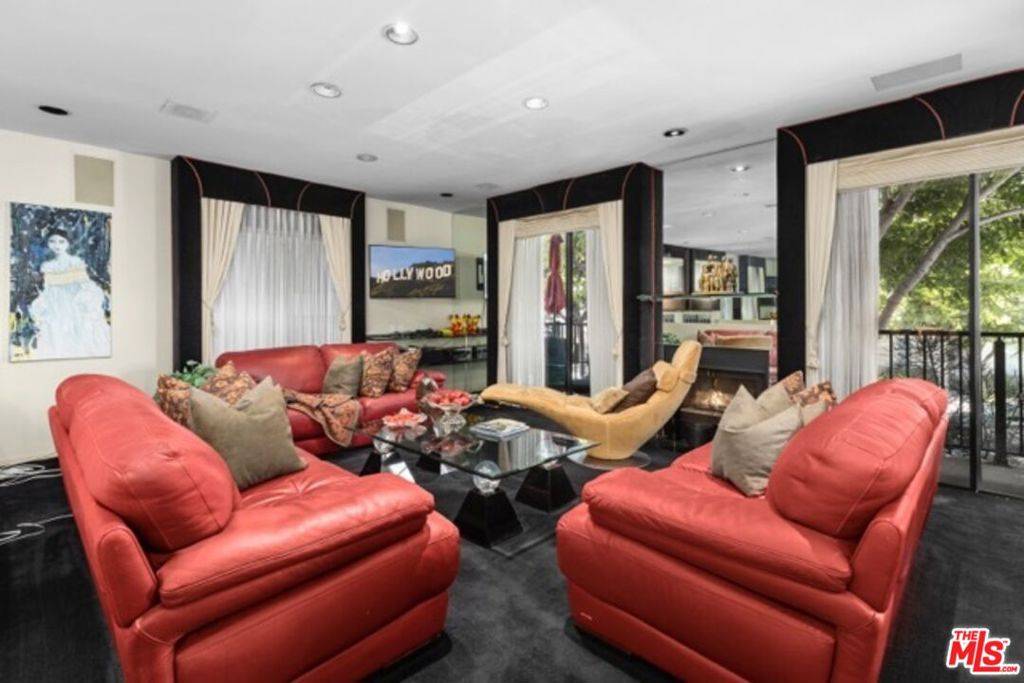 West Hollywood, CA 90048,540 W Knoll DR #1