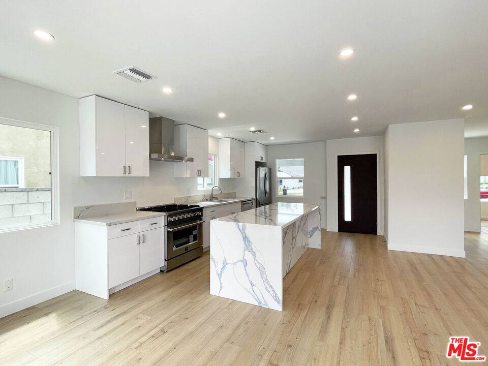 Sherman Oaks, CA 91411,5822 Saloma AVE