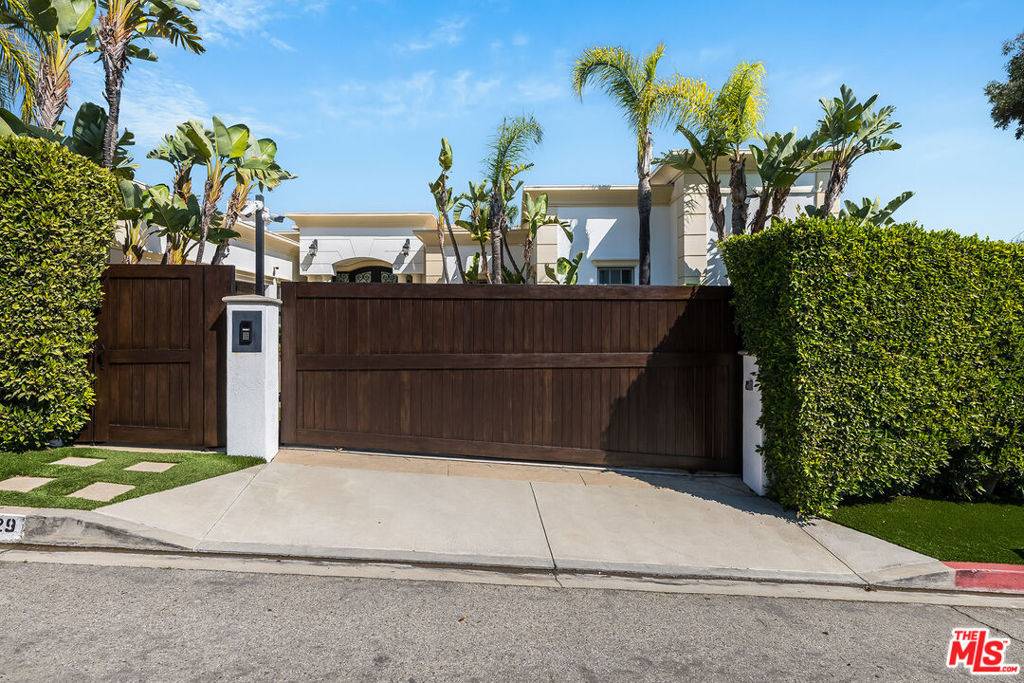 Los Angeles, CA 90069,9329 Nightingale DR