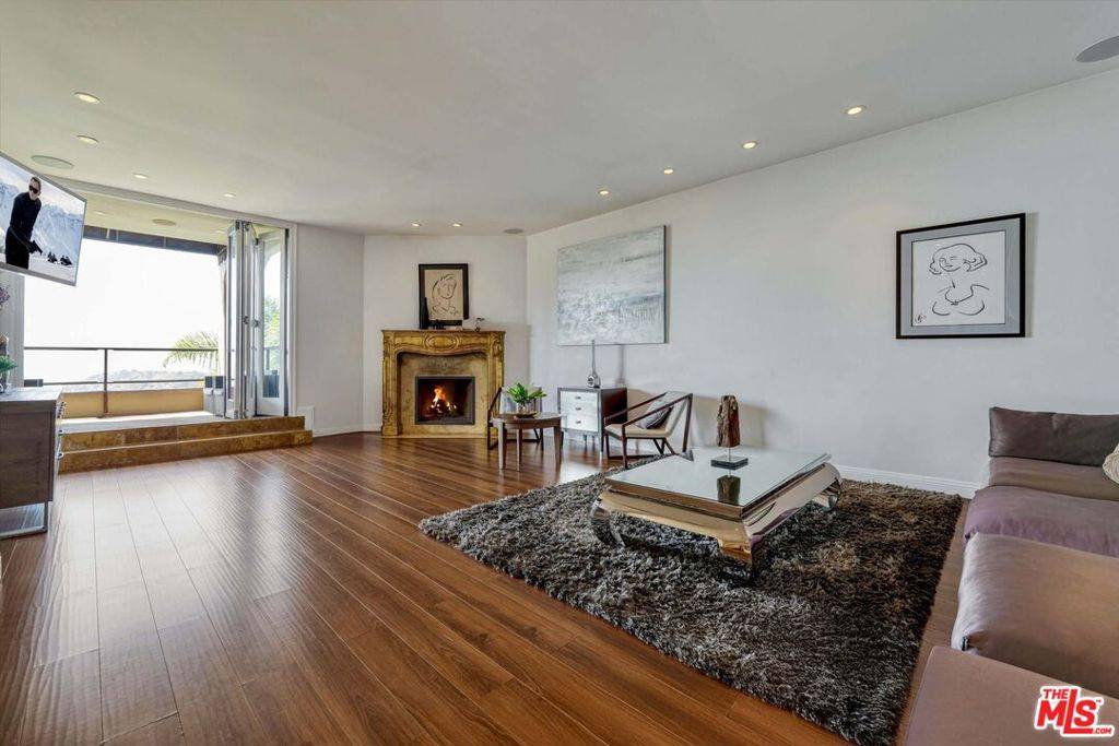 Los Angeles, CA 90068,7218 Mulholland DR