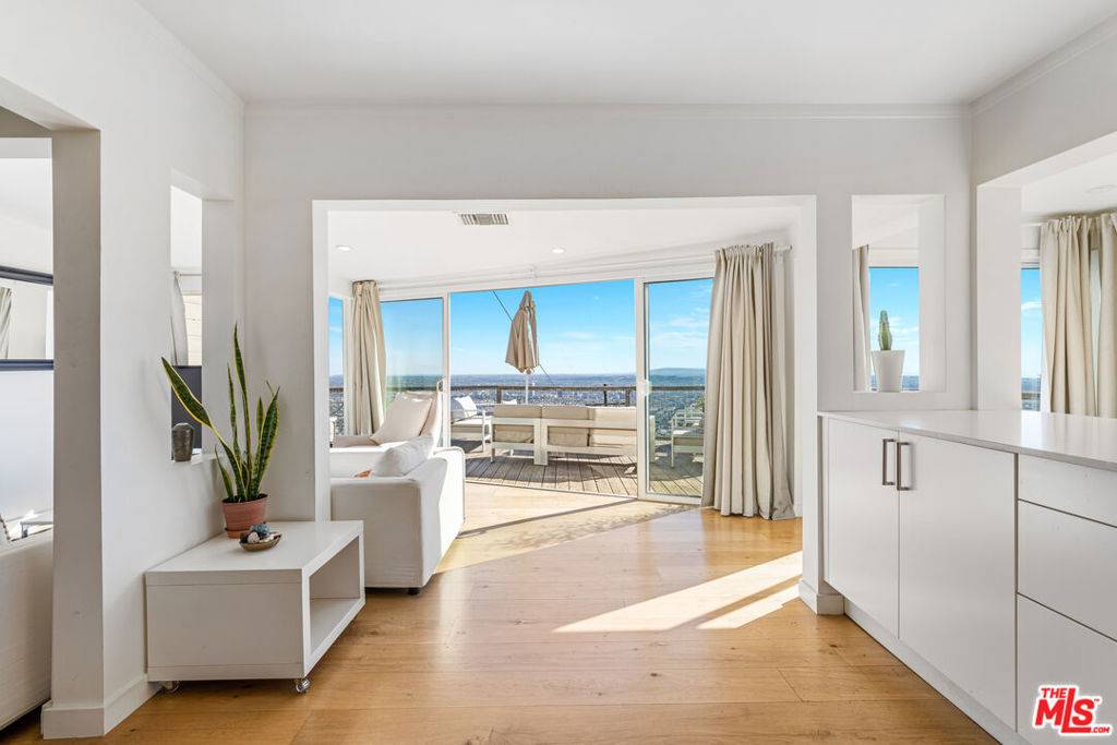 Los Angeles, CA 90046,8494 Cole Crest DR