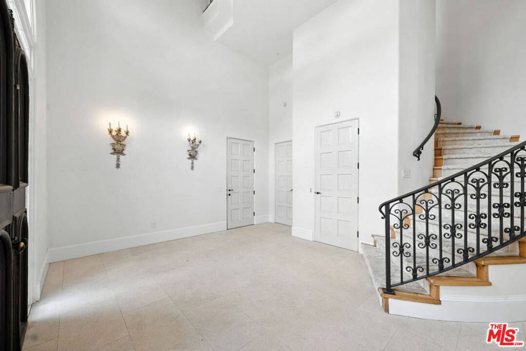 Los Angeles, CA 90069,1675 Woods DR