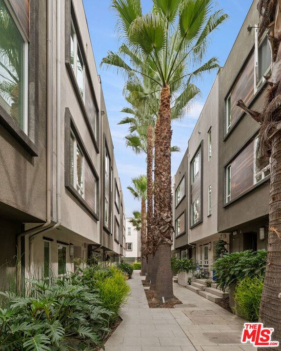 Los Angeles, CA 90004,660 N Gramercy PL