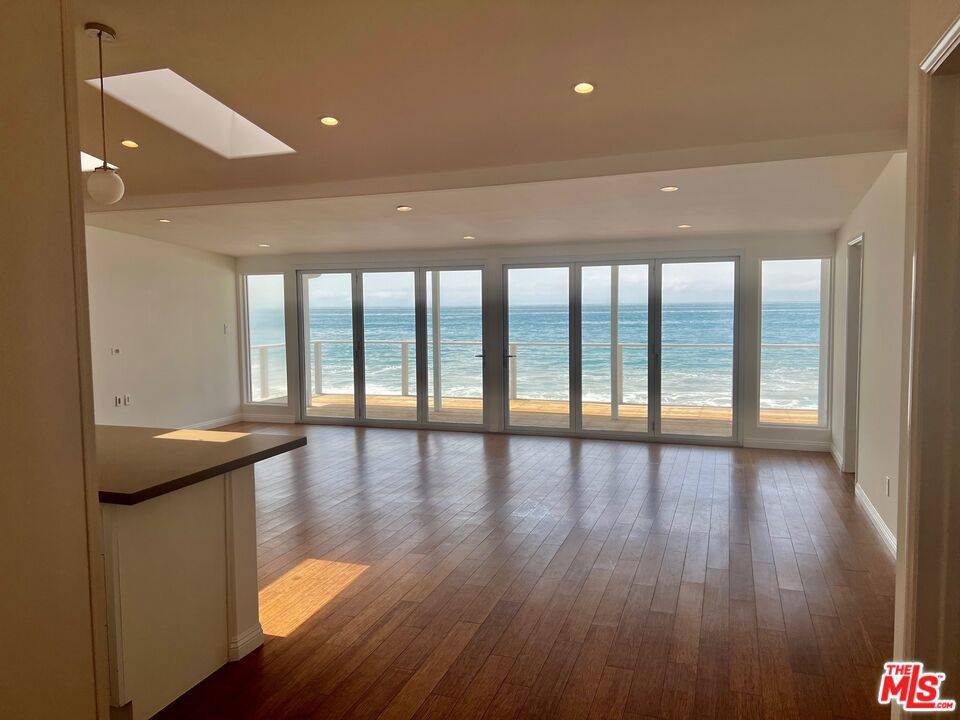 Malibu, CA 90265,25164 MALIBU RD #FrontHouse