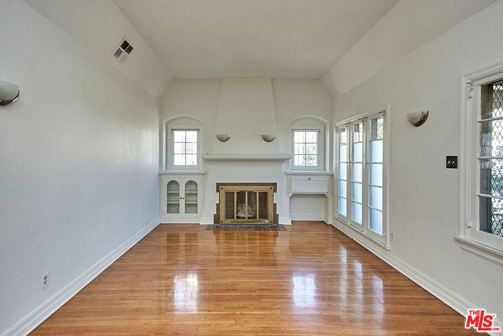 Los Angeles, CA 90019,1253 Keniston AVE