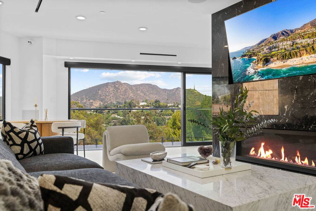 Los Angeles, CA 90068,7141 Woodrow Wilson DR