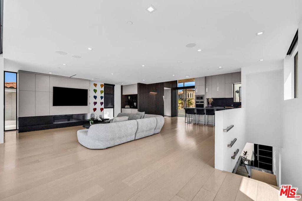 Redondo Beach, CA 90277,703 N Lucia AVE