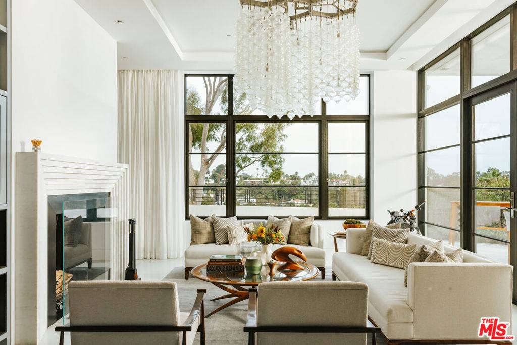 Pacific Palisades, CA 90272,400 Amalfi DR