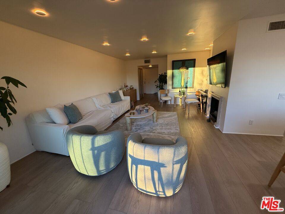 Los Angeles, CA 90077,2345 Roscomare RD #308