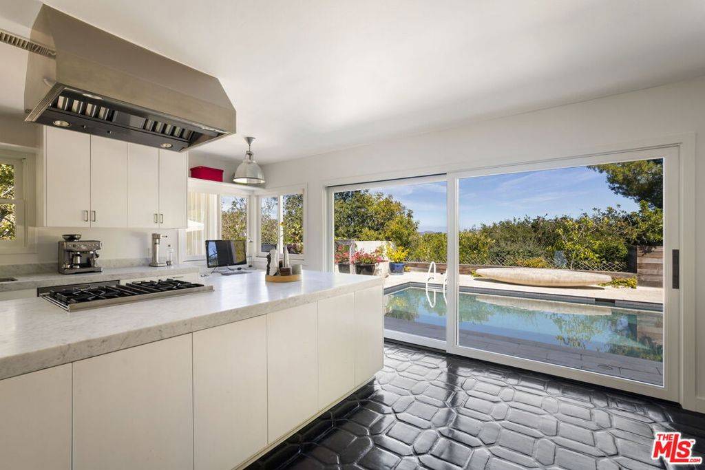 Los Angeles, CA 90046,8704 Hollywood Hills RD